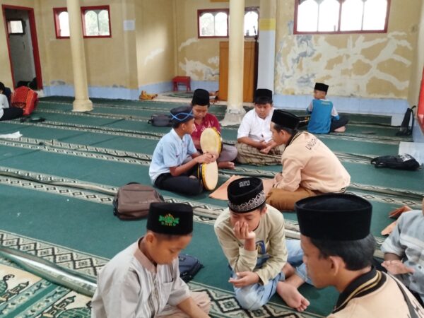 KEGIATAN KESENIAN HADROH DI DESA CILUMPING
