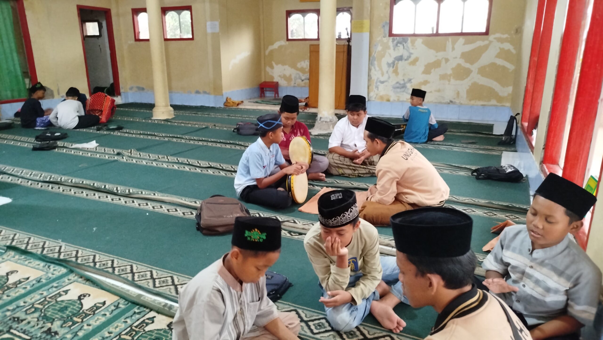 KEGIATAN KESENIAN HADROH DI DESA CILUMPING KEGIATAN KESENIAN HADROH DI DESA CILUMPING