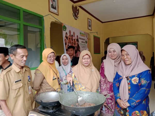 Ubah Limbah Kulit Kopi Jadi Briket Ramah Lingkungan di Desa Cilumping