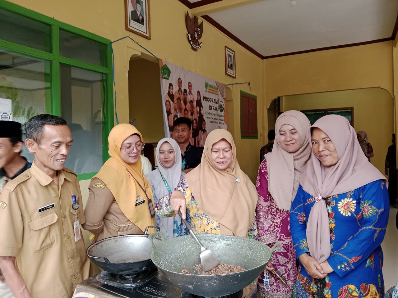 Ubah Limbah Kulit Kopi Jadi Briket Ramah Lingkungan di Desa Cilumping